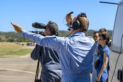 France, Bouches-du-Rhône (13), Salon-de-Provence, base aerienne 701, base de la Patrouille de France (PAF pour Patrouille acrobatique de France) de l'Armée de l'air et de l'espace française, Athos 9, le plus ancien pilote de la PAF, peut remplacer tous les postes sauf celui de leader et donne des indications à la patrouille en vol depuis le sol par radio mais aussi à l'aide d'un petit miroir
