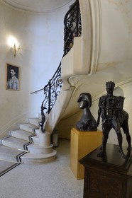 France, Alpes-Maritimes (06), Cannes, la villa La Californie où vécu Pablo Picasso, aujourd'hui renommé le Pavillon de Flore par Marina Picasso, photo de Pablo Picasso jeune dans le grand escalier, sculpture de Picasso (buste de femme Marie-Thérèse) et de Cesar au premier plan