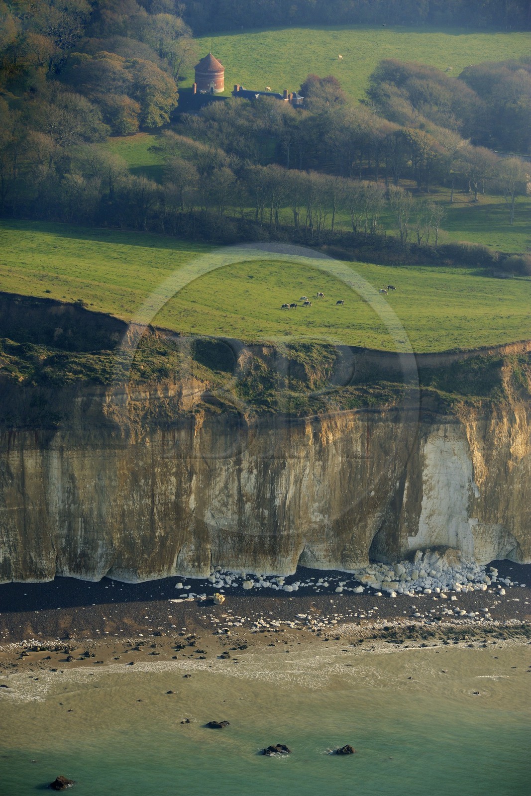 France, Seine-Maritime (76), Pays de Caux, Sotteville-sur-Mer, pigeonnier au dessus des falaises calcaires de la Côte d'Albâtre (vue aérienne)
