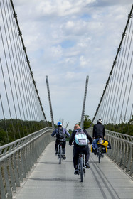 France, Vaucluse (84), Sorgues, véloroute ViaRhona, cyclistes traversant la passerelle suspendue de l’Oiselay-Sauveterre sur le Rhone