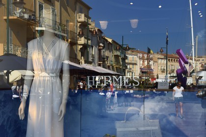 France, Var (83), Saint-Tropez, reflet des maisons du port dans la vitrine de la boutique Hermes