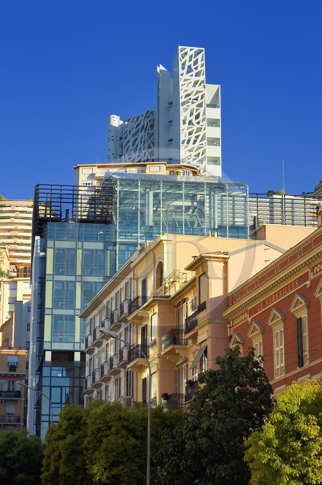 Principauté de Monaco, Monaco, quartier de La Condamine, l'immeuble Le Simona conçu par l'architecte Jean-Pierre Lott et immeubles de l'avenue Prince Pierre en premier plan