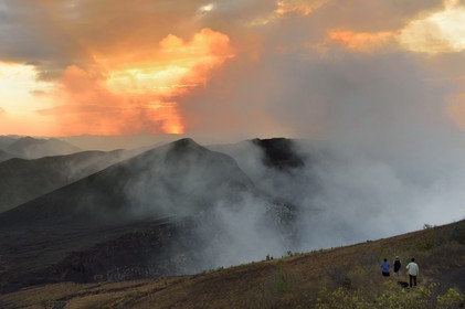 Nicaragua, Masaya, Parc national du Volcan Masaya (Parque Nacional Volcan Masaya), le cratère Santiago toujours actif