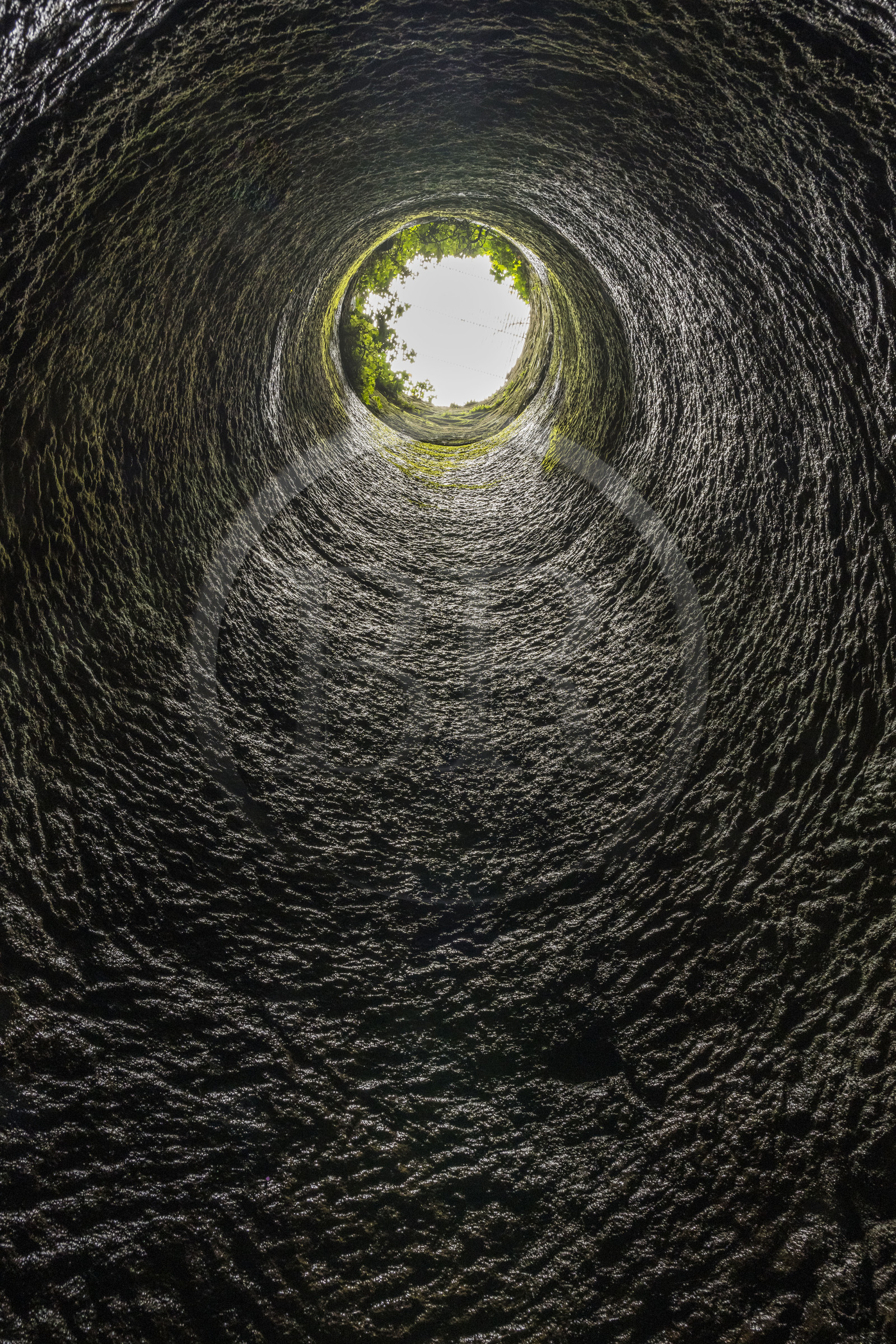 France, Bas-Rhin (67), Parc Naturel régional des Vosges du Nord, La Petite Pierre, chateau de Lutzelstein, puit creusé de main d'homme travaillant dos à dos