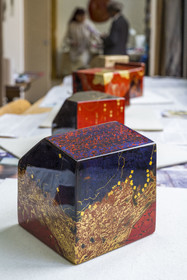 France, Hauts-de-Seine (92), Colombes, oeuvres de l'artiste et laqueur Isabelle Emmerique dans son atelier