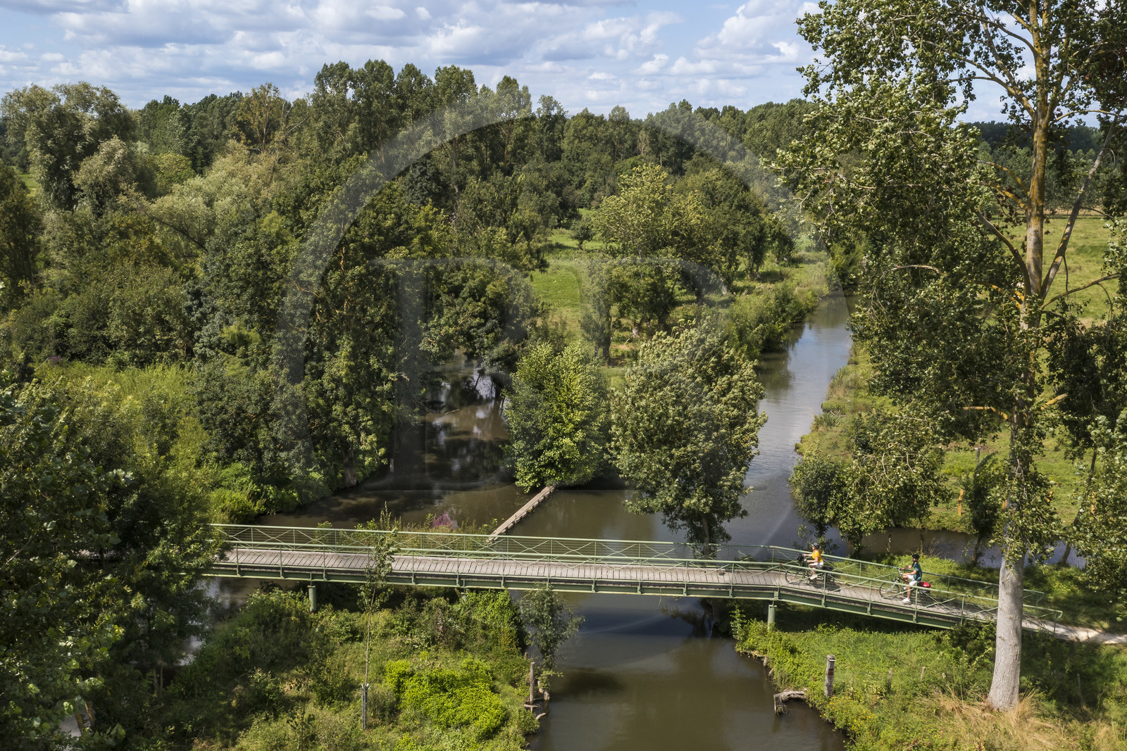 France, Deux-Sèvres (79), le Marais Poitevin, la Venise Verte, Sansais, randonnée à bicyclette le long de la Sèvre Niortaise sur la voie cyclable de la Vélo Francette, passage d'une passerelle (vue aérienne)
