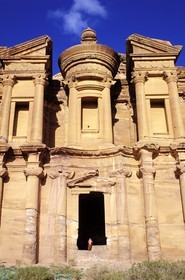 Jordanie, Petra, Ed Deir (le Monastère) sculpté dans le grès est une structure de 45x42 m d'un bloc