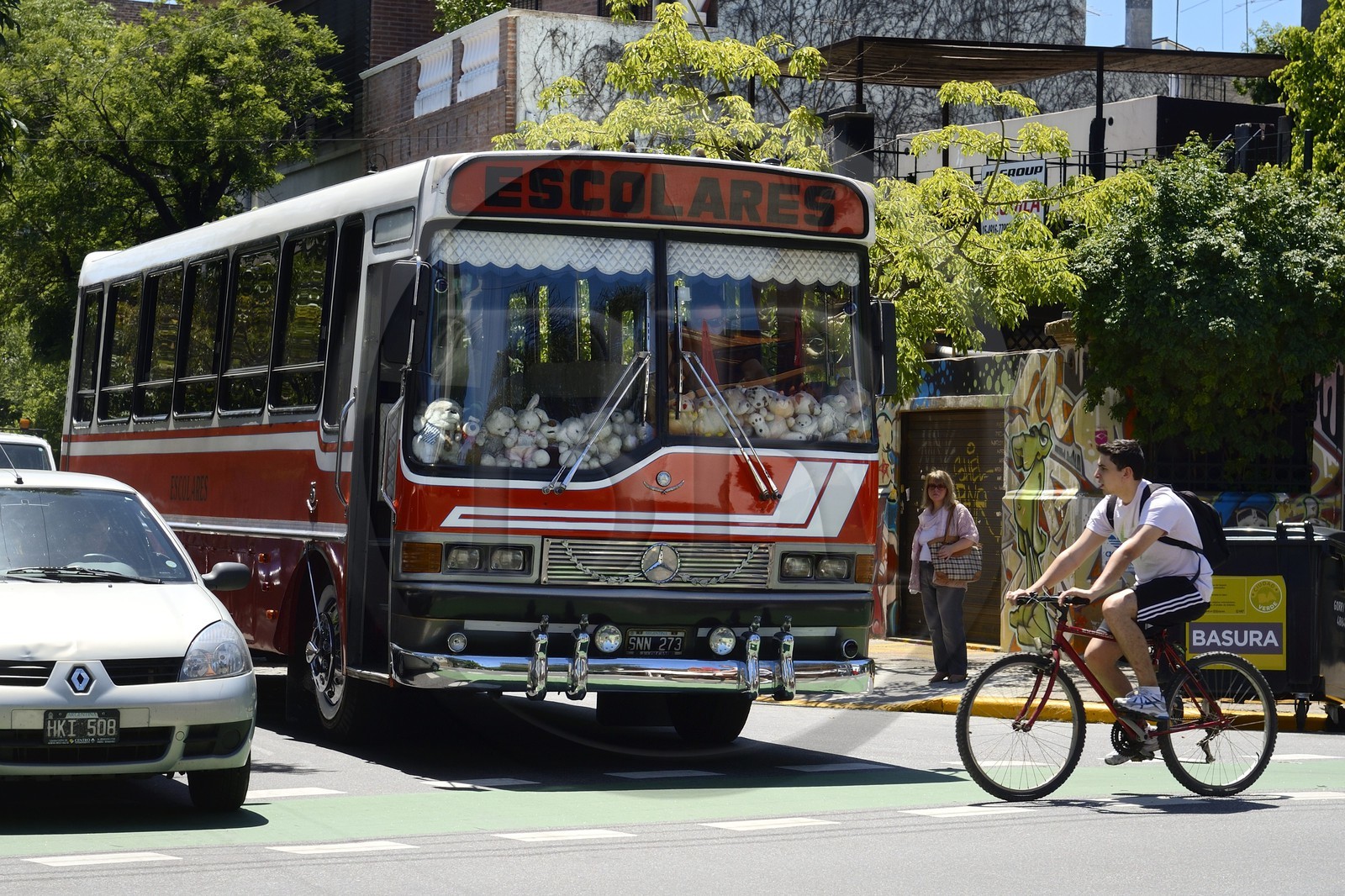 Argentine, Buenos Aires, quartier Palermo, bus scolaire au multiples peluches rue Gurruchaga