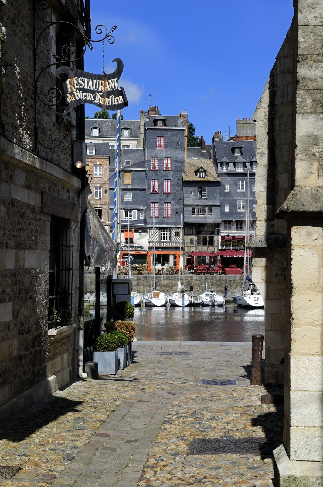 France, Calvados (14), Honfleur, le Vieux-Bassin, le quai Sainte-Catherine vu depuis une ruelle débouchant sur le quai Saint-Etienne