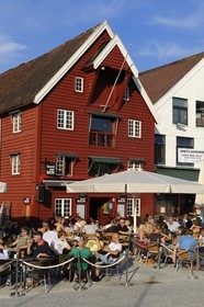 Norvège, Rogaland, Stavanger, terrasse de café sur le vieux port (Vagen)