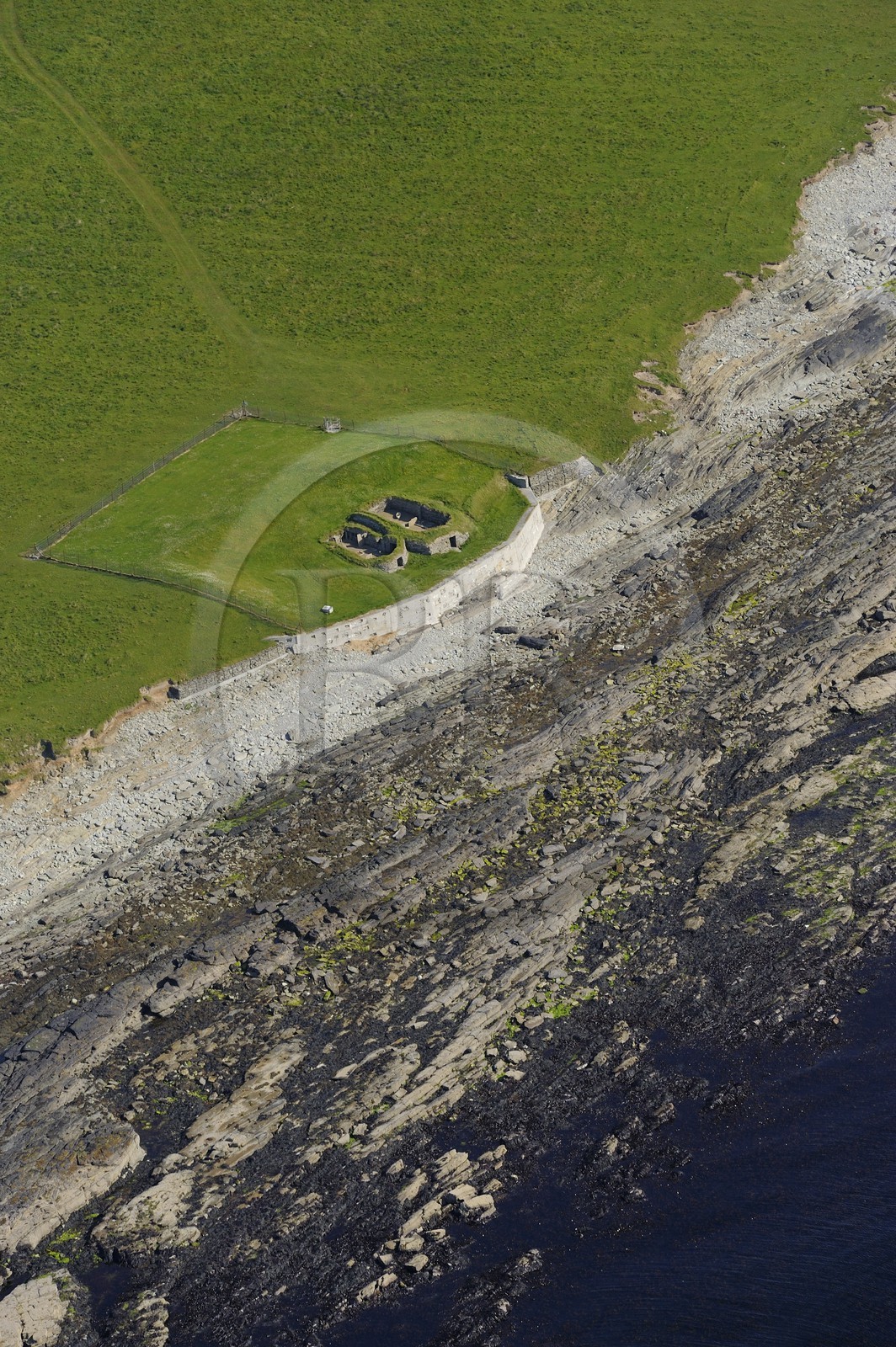 Royaume-Uni, Ecosse, Iles Orcades, Ile de Papa Westray, le Knap of Howar est une ferme néolithique et peut-être la plus ancienne maison en pierre du nord de l'Europe (vue aérienne)