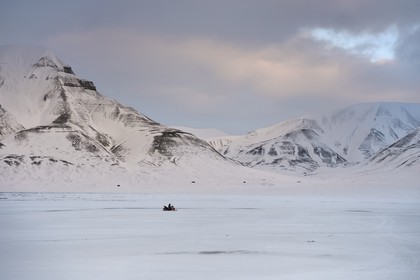 Norvège, Svalbard, Spitzberg, vallée de Adventdalen vers Longyearbyen, motoneige