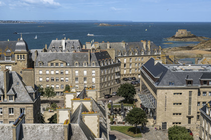 France, Ille-et-Vilaine (35), Côte d'Emeraude, Saint-Malo intra-muros, Golden Tulip Le Grand Bé Saint-Malo Hotel dans l'ancien Hotel des impots sur la place des Frères Lamennais,  le fort de Petit Bé en arrière plan