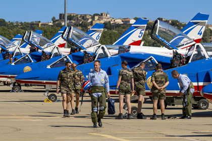 France, Bouches-du-Rhône (13), Salon-de-Provence, base aerienne 701, base de la Patrouille de France (PAF pour Patrouille acrobatique de France) de l'Armée de l'air et de l'espace française, les pilotes descendent de leurs avions Alphajet et échangent avec les mécaniciens sur le tarmac après le vol d'entrainement