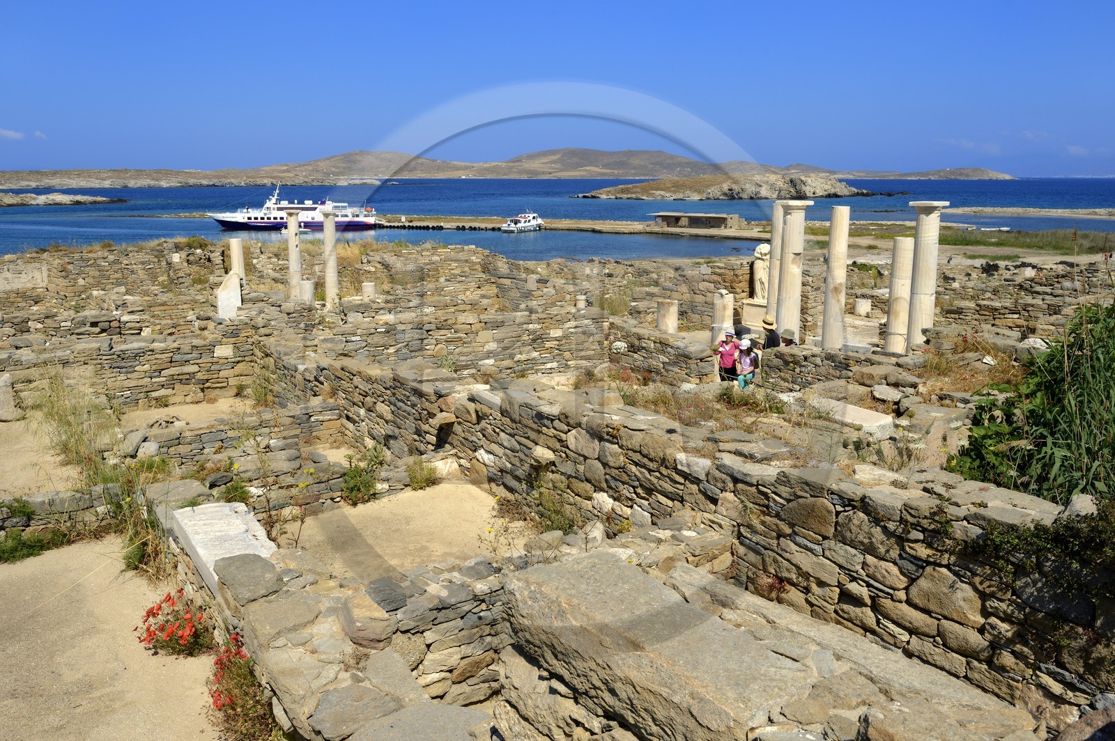 Grèce, île de Delos, classée Patrimoine Mondial de l'UNESCO, site archéologique de Délos, sanctuaire d'Apollon, la plus grande cité antique de la mer Egée, quartier du théatre