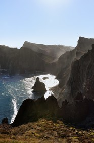 Portugal, Ile de Madère, randonnée dans la réserve naturelle de la Ponta de Sao Lourenço (pointe Saint Laurent) à l'extrême Est de l'ile, les falaises de la Ponta do Rosto vues depuis le Miradouro da Luna