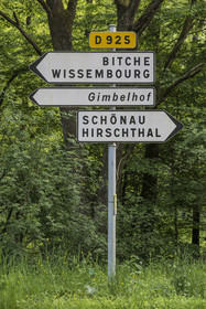 France, Bas-Rhin (67), Parc naturel régional des Vosges du Nord, Lembach, panneaux de signalisation