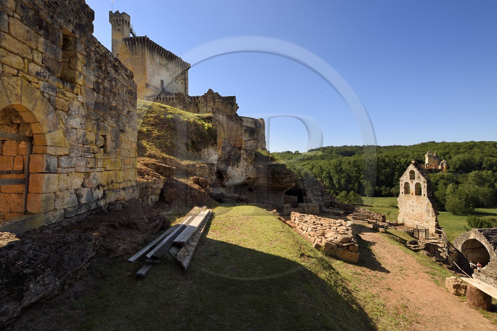 France, Dordogne (24), Périgord Noir, Les Eyzies-de-Tayac-Sireuil, vallée de la Beune, ruines du Chateau de Commarque