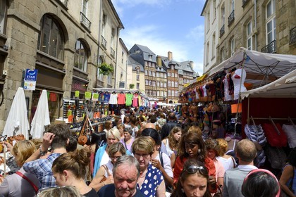 France, Ille-et-Vilaine (35), Rennes, stands de la Grande braderie de Rennes