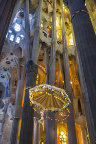Espagne, Catalogne, Barcelone, quartier de l'Eixample, basilique de la Sagrada Familia de l'architecte du modernisme catalan Antoni Gaudi classée Patrimoine Mondial de l'UNESCO, le presbyterium, chœur réservé au clergé, surmonté du Christ crucifié accroché à un baldaquin suspendu
