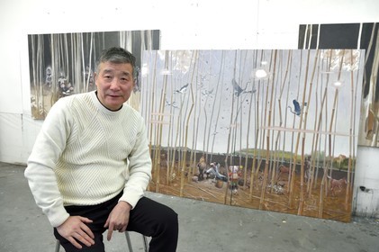 France, l'artiste peintre Xiao Fan Ru dans son atelier des Lilas près de Paris