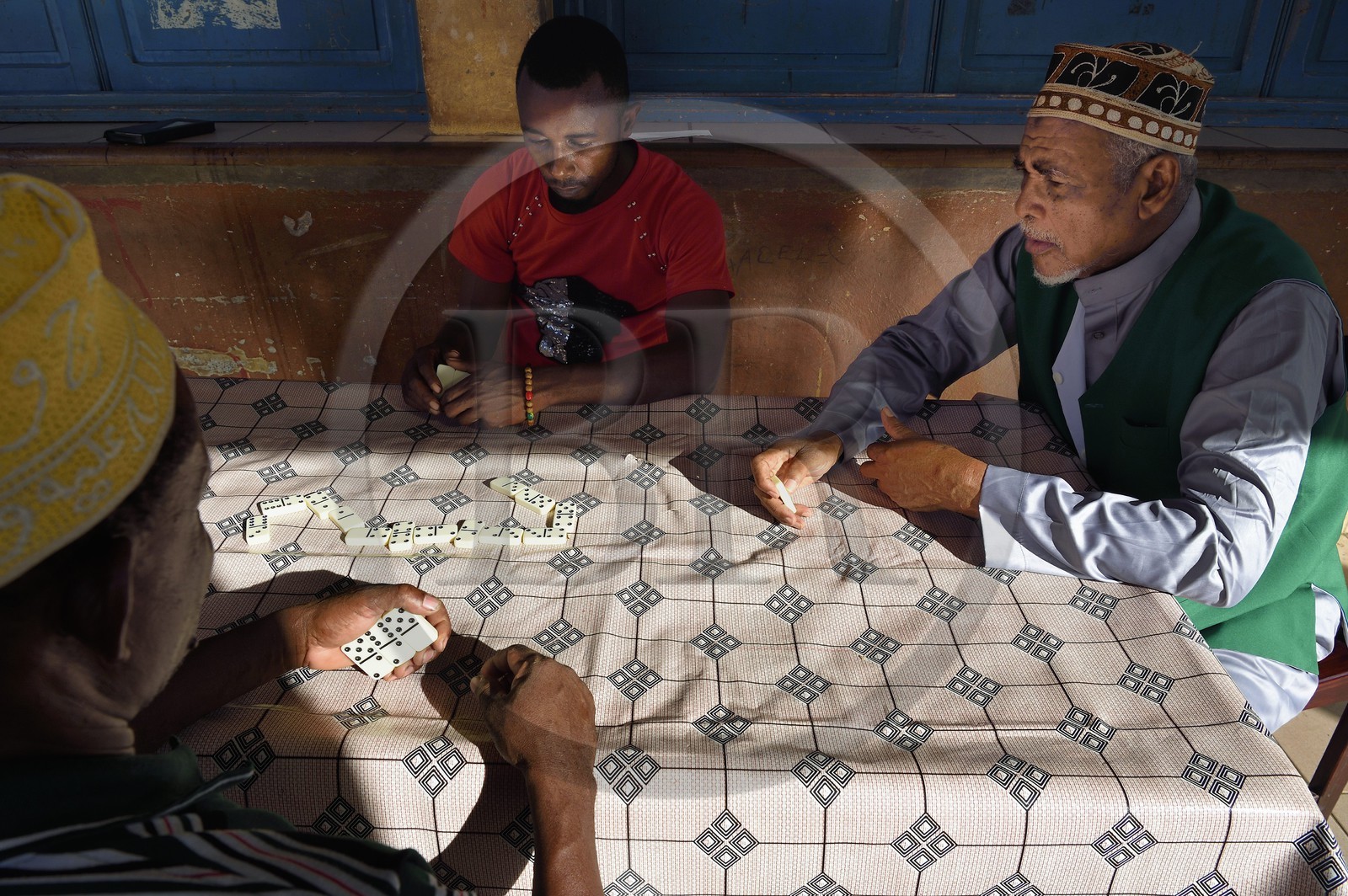 France, Ile de Mayotte, Grande-Terre, Sada, joueurs de dominos portant un kofia brodé, chapeau traditionnel comorien
