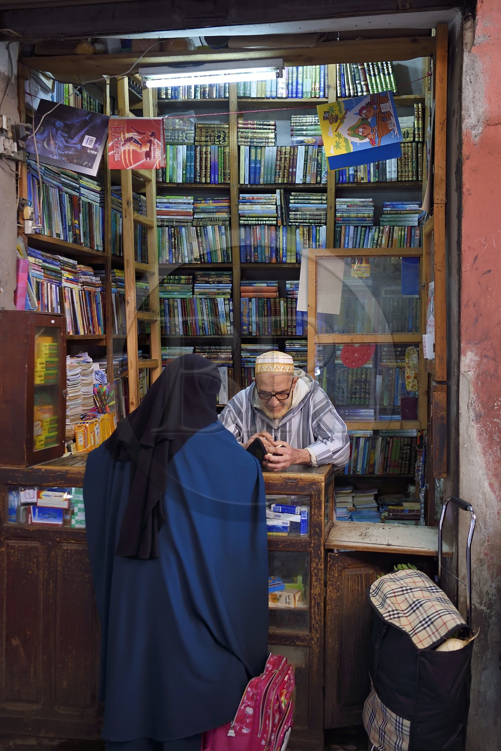 Maroc, Haut-Atlas, Marrakech, ville impériale, Médina classée Patrimoine Mondial de l'UNESCO, librairie dans le quartier de la mosquée El Mouassine