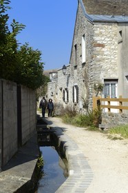 France, Seine-et-Marne (77), village de Maincy qui jouxte le domaine du château de Vaux-le-Vicomte, ruelle du Ru