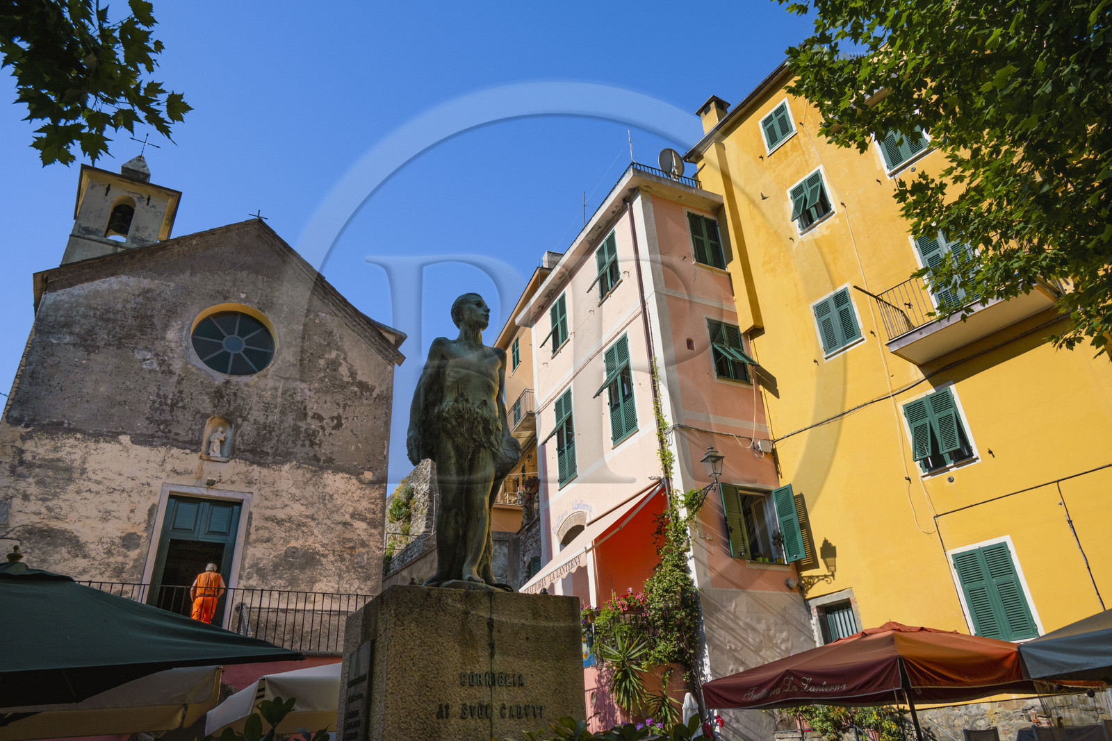 Italie, Ligurie, Cinque Terre, parc national des Cinque Terre classé Patrimoine Mondial de l'UNESCO, village de  Corniglia, l'oratoire de la Disciplinati di Santa Caterina et le monument aux morts sur la place principale Largo Taragio