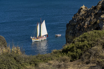 Portugal, Algarve, Lagos, découverte en voilier des formations rocheuses et des falaises de la Ponta da Piedade en face de Praia da Boneca