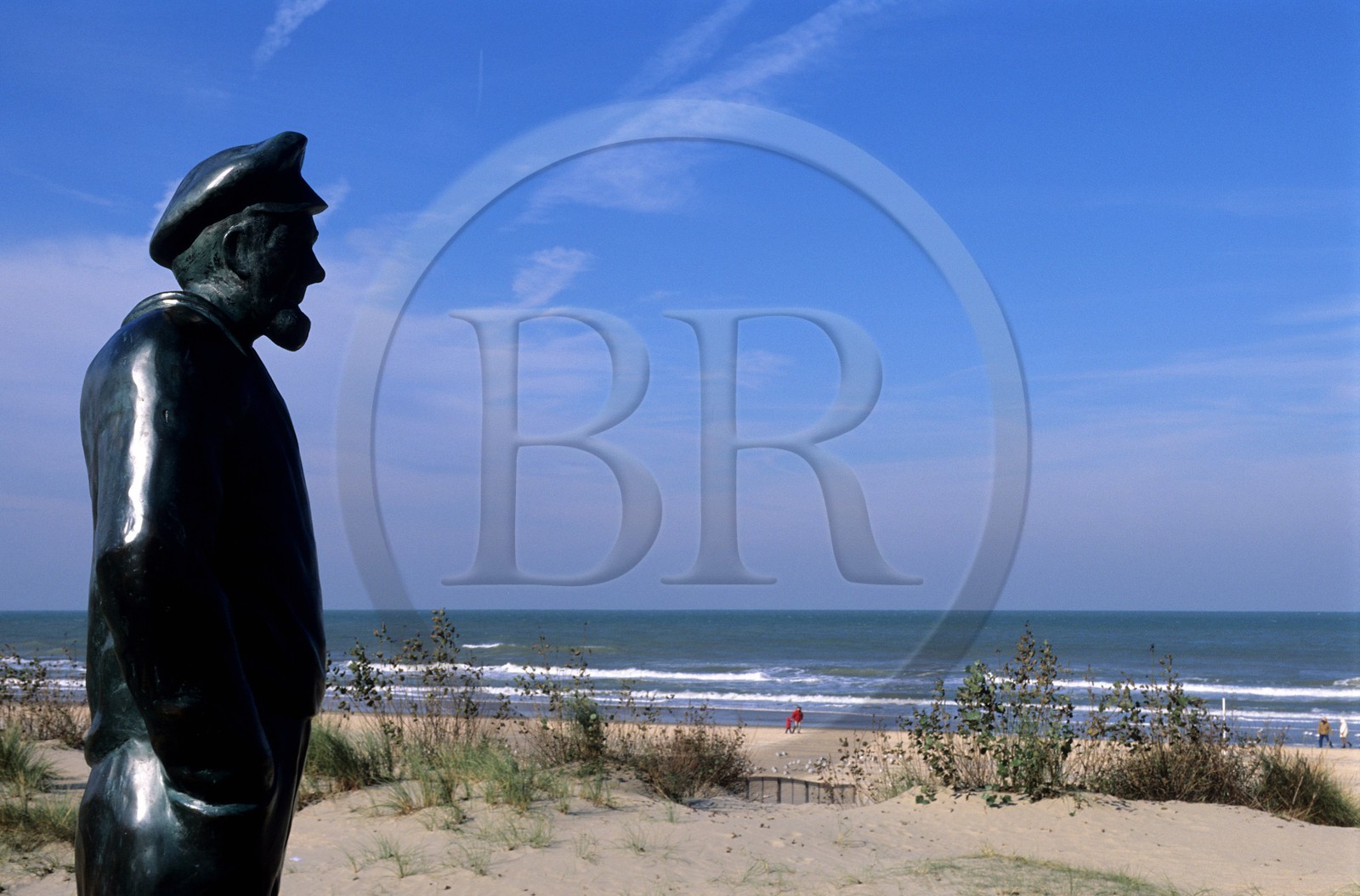 Belgique, Flandre-Occidentale, plage de De Panne, statue d'un pêcheur observant la mer