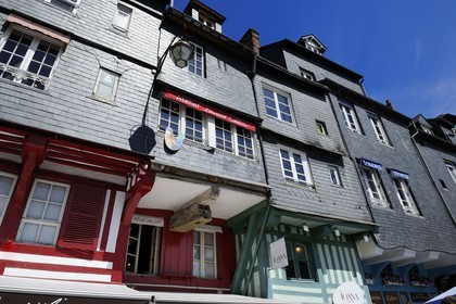 France, Calvados (14), Honfleur, maisons anciennes du quai Sainte-Catherine sur le Vieux-Bassin