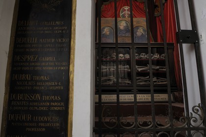 France, Paris (75), l’église des Carmes rue de Vaugirard, la crypte où sont disposés les restes partiels du massacre de 115 prêtres le 2 septembre 1792