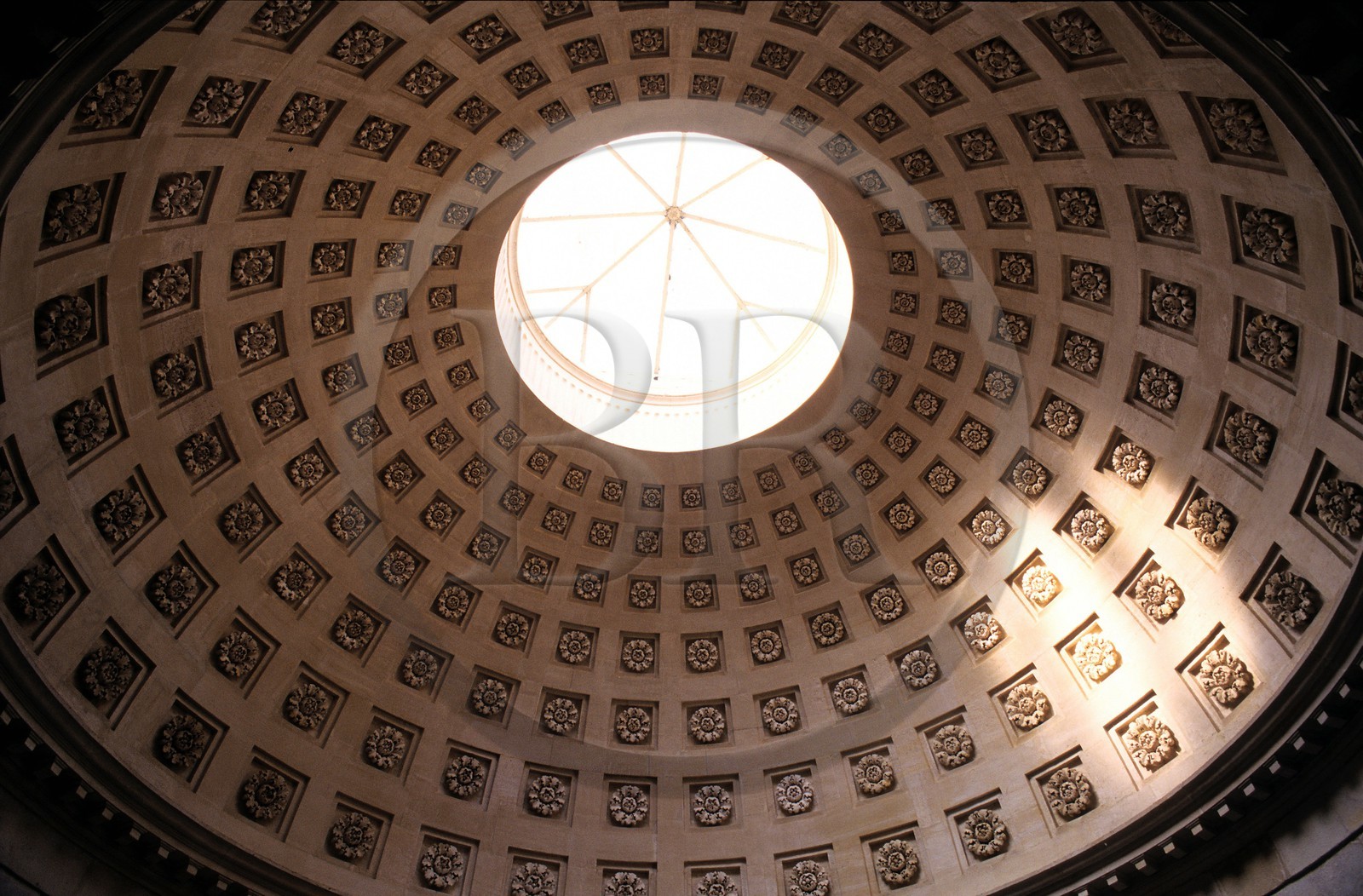 France, Yvelines (78), Rambouillet, coupole de la Laiterie de la Reine Marie Antoinette en bordure du château de Rambouillet