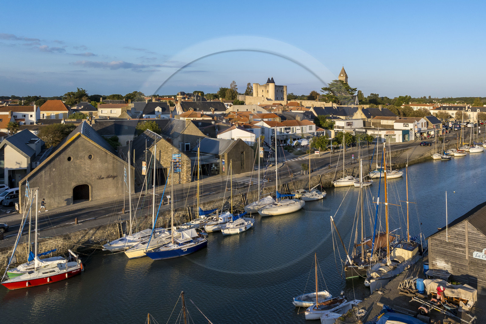 France, Vendée (85), Ile de Noirmoutier, Noirmoutier-en-l'Ile, port d'échouage dans l'Etier du Moulin, le château médiéval et l'église Saint-Philbert en arrière plan (vue aérienne)