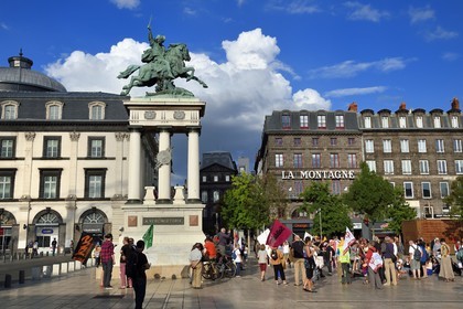 France, Puy-de-Dôme (63), Clermont-Ferrand, la place de Jaude haut lieu des manifestations dans la ville et la statue de Vercingétorix du sculpteur Bartholdi, défilé des sans-culottes, manifestation en solidarité des sans-abris, en arrière plan le siège du journal La Montagne