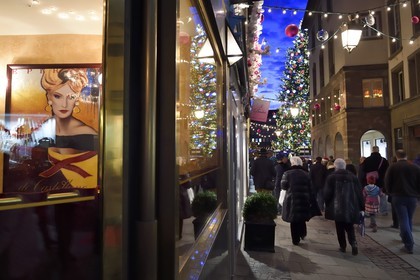 France, Bas-Rhin (67), Strasbourg, vieille ville classée Patrimoine Mondial de l'UNESCO, la rue de l'Outre et le Grand Sapin de Noël de la place Kléber en arrière plan