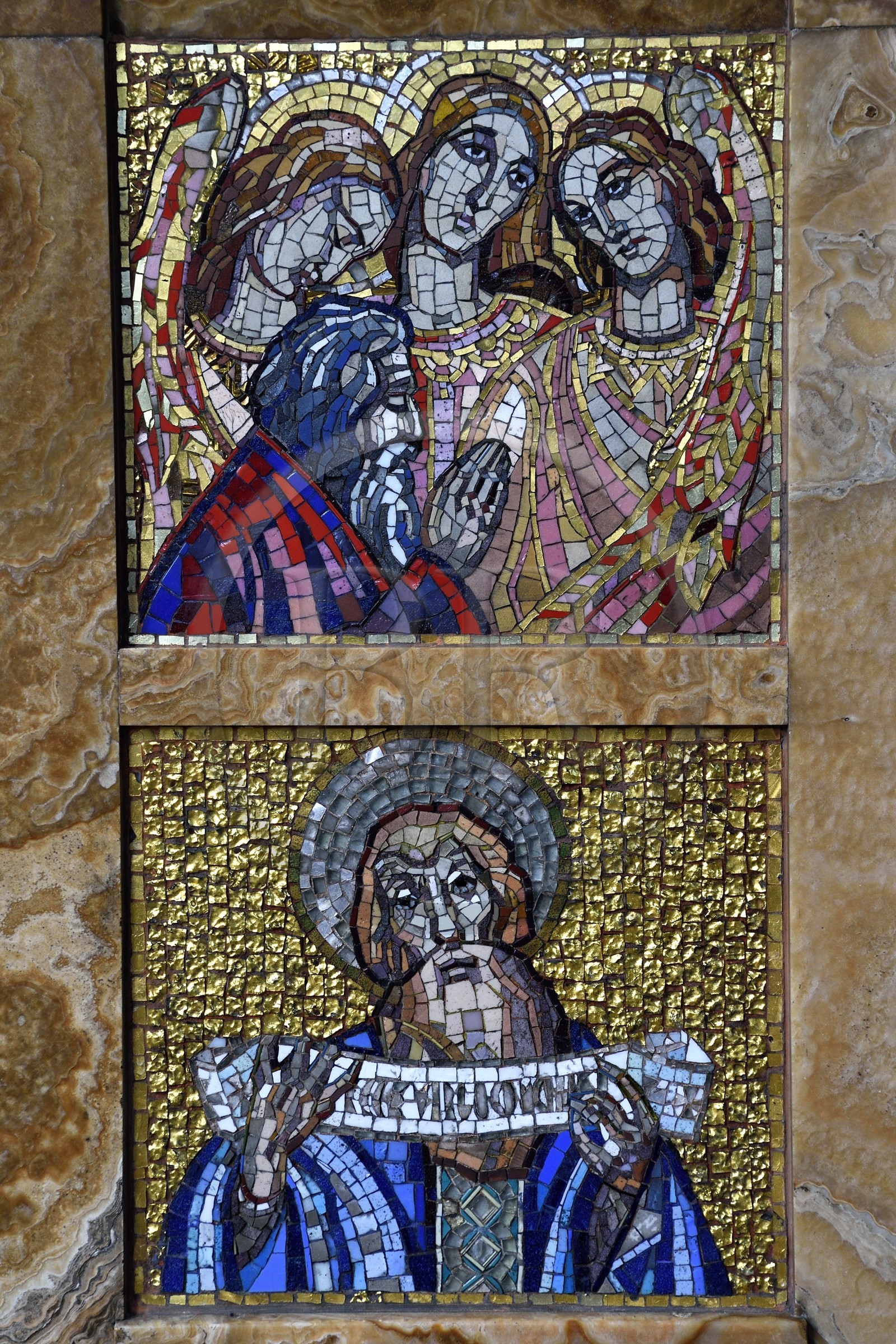 France, Allier (03), Vichy, église Notre-Dame-des-Malades et église Saint-Blaise, détails art Déco sur les mosaïques en onyx et émaux de Briare du muret du choeur