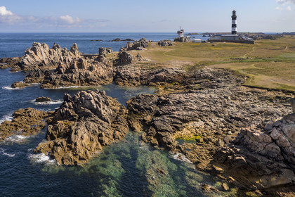 France, Finistère (29), Mer d'Iroise, Ile d'Ouessant, le phare du Créac’h et les rochers de la cote dechiquetée au Nord de l'Ile (vue aérienne)