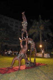 Tanzanie, Dar es-Salaam hôtel Mövenpick, spectacle de danses traditionnelles dans les jardins