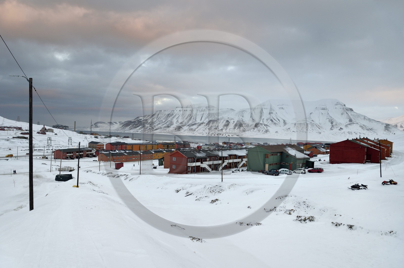 Norvège, Svalbard, Spitzberg, Longyearbyen, batiments d'habitation et le fjord Adventfjorden