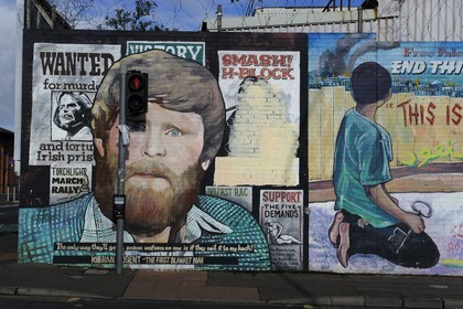 Royaume-Uni, Irlande du Nord, Belfast Ouest, le quartier catholique de Falls, International ou Solidarity Wall, peintures murales sur Falls Road