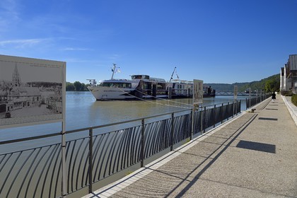 France, Seine-Maritime (76), Pays de Caux, Parc naturel régional des Boucles de la Seine normande, Caudebec-en-Caux, bateau de croisière fluviale à quai