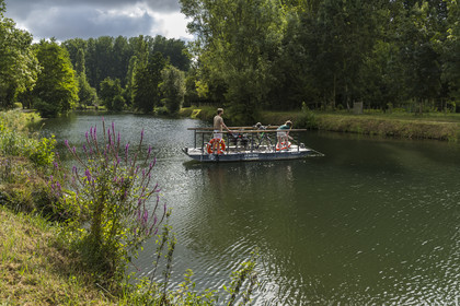France, Deux-Sèvres (79), le Marais Poitevin, la Venise Verte, Magné, randonnée à bicyclette, passage de la Sèvre Niortaise à sur un des bateaux à chaines en libre accès