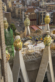 Espagne, Catalogne, Barcelone, quartier de l'Eixample, basilique de la Sagrada Familia de l'architecte du modernisme catalan Antoni Gaudi classée Patrimoine Mondial de l'UNESCO, sommets surmontés de mosaïques en forme de fruits entourant le chantier sur le toit de la nef à l'arrière de la future facade de la Gloire