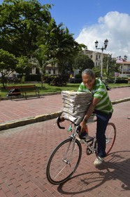 Panama, Panama City, district historique classé Patrimoine Mondial de l'UNESCO, quartier de Casco Antiguo (Viejo), livreur de journaux sur la plaza Tomas Herrera