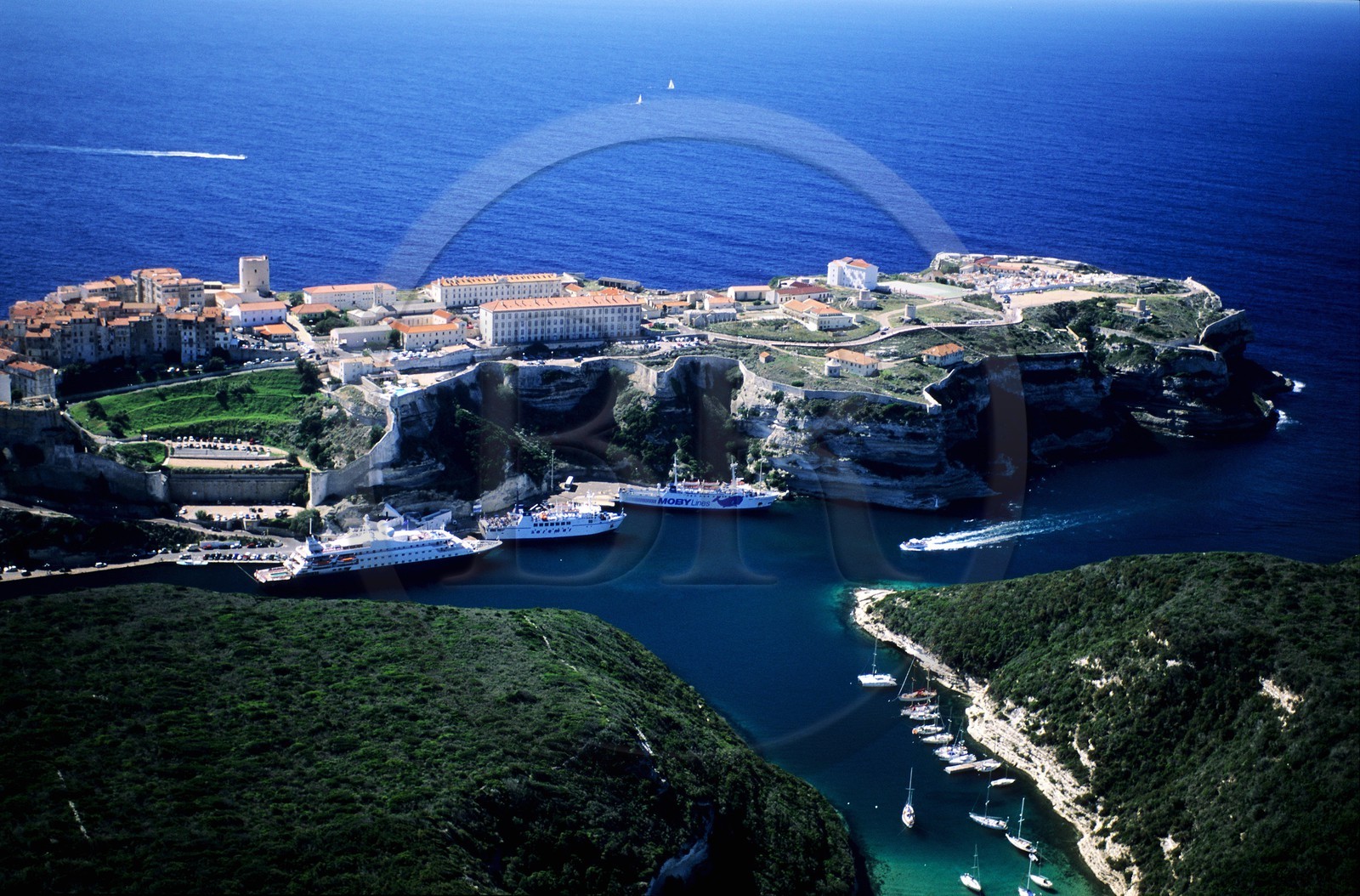 France, Corse-du-Sud (2A), le goulet de Bonifacio et la ville (vue aérienne)