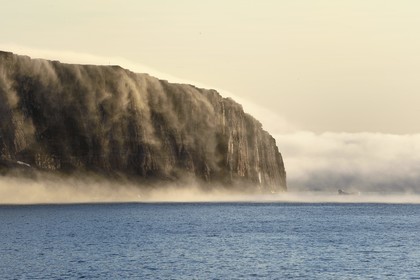 Groenland, cote Nord-Ouest, Murchison sund au nord de Baffin Bay, les falaises vertigineuses de Hakluyt Island au large de la cote ouest de Kiatak (Northumberland Island)