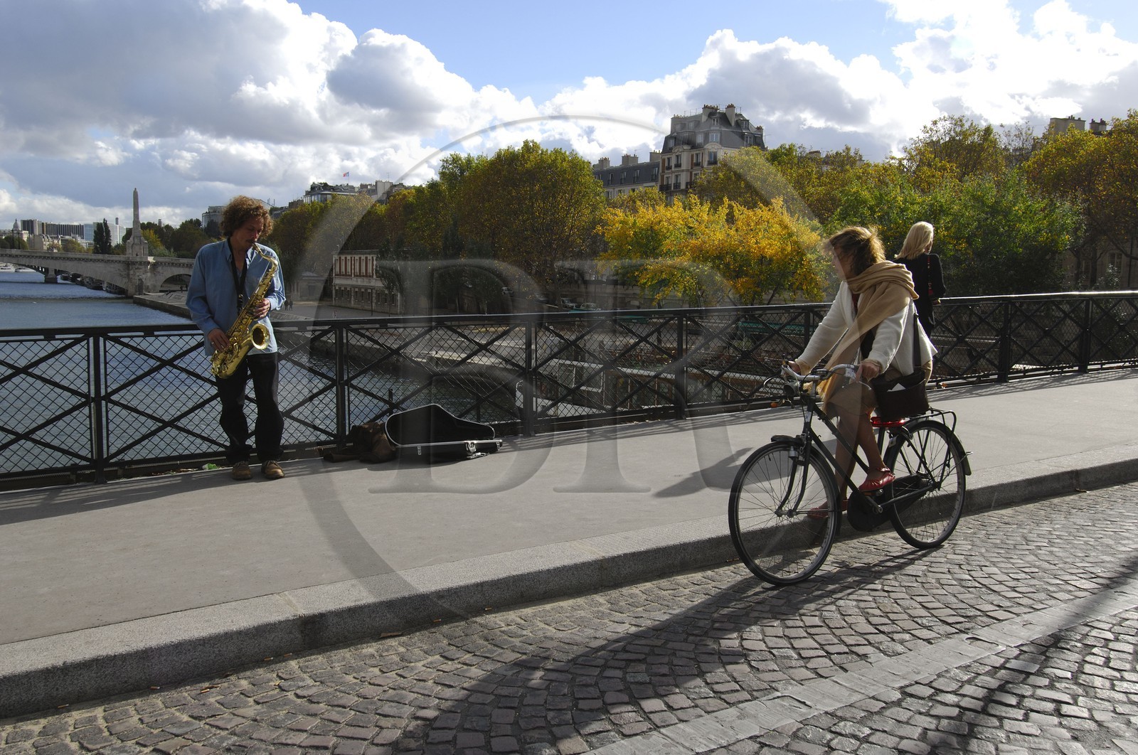 France, Paris (75), joueur de saxophone sur le pont de l'Archevèque derrière Notre-Dame
