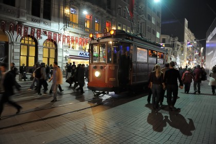 Turquie, Istanbul, quartier de Beyoglu, le vieux tramway dans la rue Istiklal Caddesi
